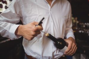 Empregado a abrir garrafa de vinho. jpg